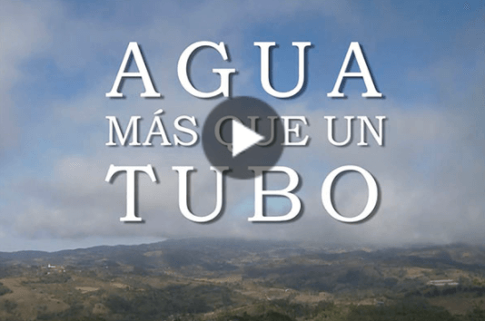 Agua Mas Que Un Tubo thumbnail with cloudy mountains in background